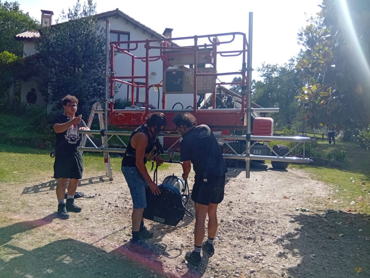 Plataforma de tijera en rodaje en Bilbao Plataforma de tijera utilizada por el equipo técnico durante un rodaje audiovisual en Bilbao