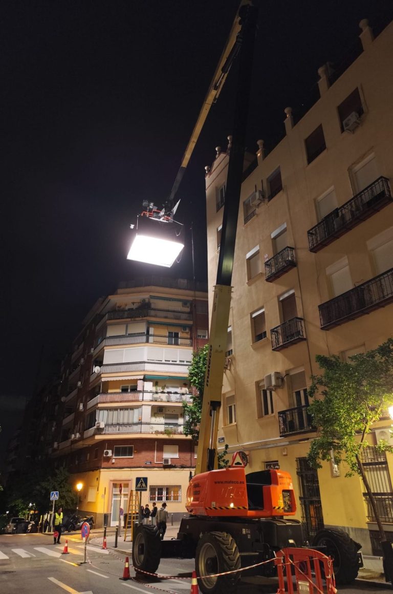 ARTD 40M con iluminación en el rodaje de 9 Reinas Plataforma articulada diésel de 40 m con gorro de iluminación en el rodaje de 9 Reinas, la serie, en una calle céntrica de Madrid