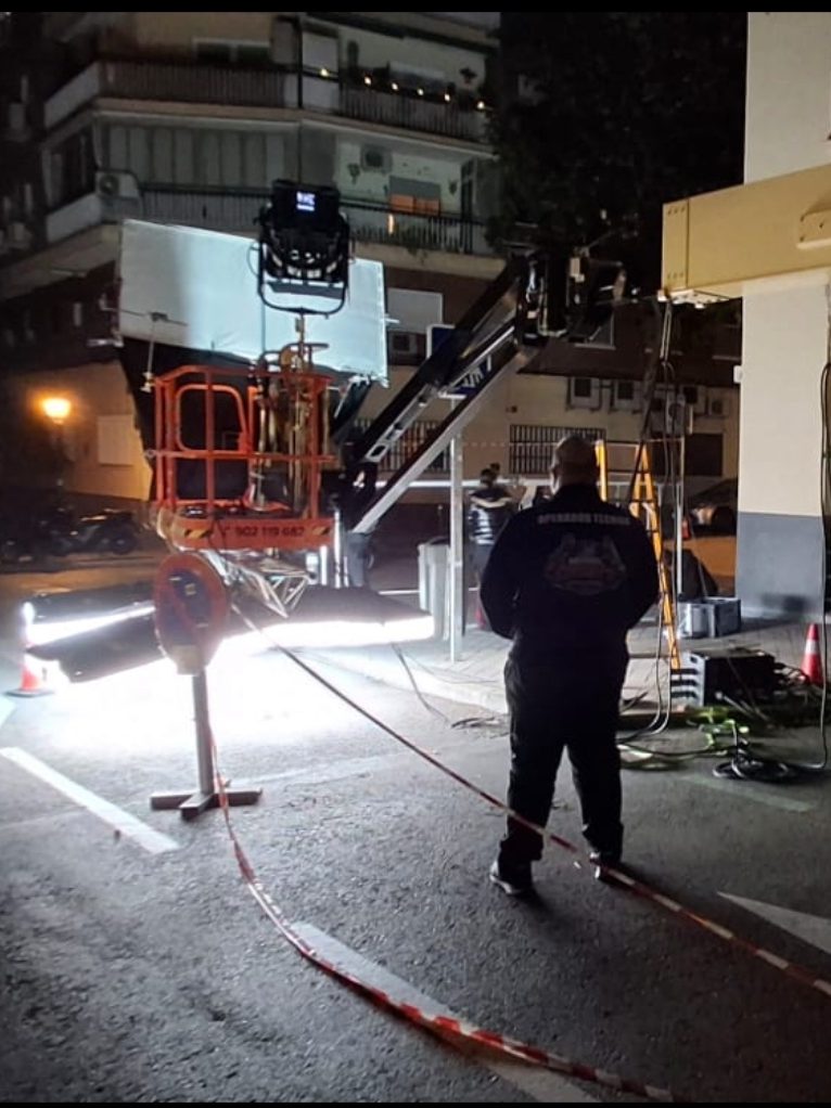 operador técnico en articulada diésel 40m Operador técnico de maquinaria controlando montaje de iluminación en la cesta