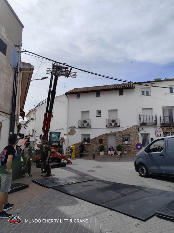 Manipulador giratorio 18 m en el rodaje de Matar a Ramón Manipulador giratorio de 18 metros utilizado en una secuencia de especialistas durante el rodaje de Matar a Ramón
