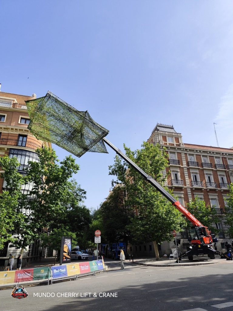 Manipulador giratorio de 25 m en el rodaje de The Interrogator Manipulador giratorio de 25 metros con estructura para difuminar la luz solar en el rodaje de The Interrogator en el centro de Madrid