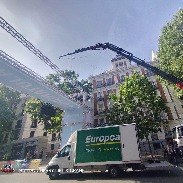 camion pluma en rodaje para linea de vida en salto Camion pluma en el rodaje de la serie THE INTERROGATOR sujetando linea de vida para el especialista