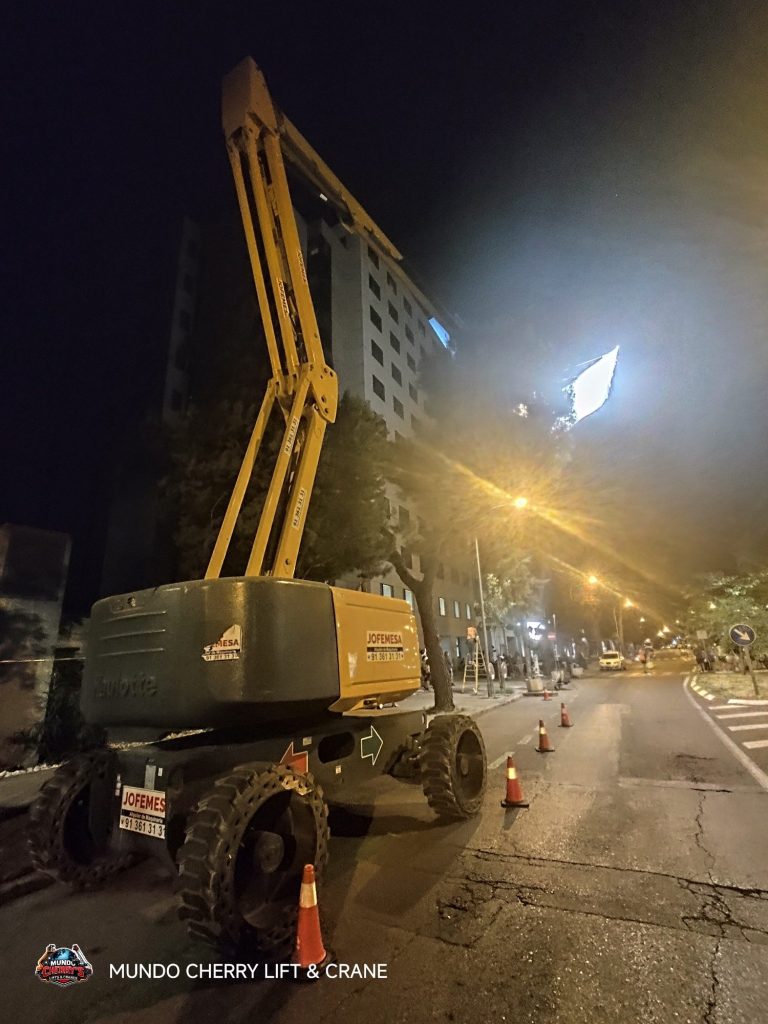 articulada diésel 26m en rodaje nocturno articulada diésel 26 metros con iluminación en rodaje 9 reinas
